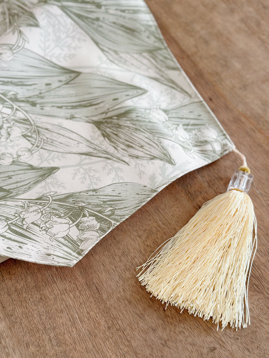 PRE-ORDER (3-6 Mar): Elegant Bellflower Sketch Table Runner