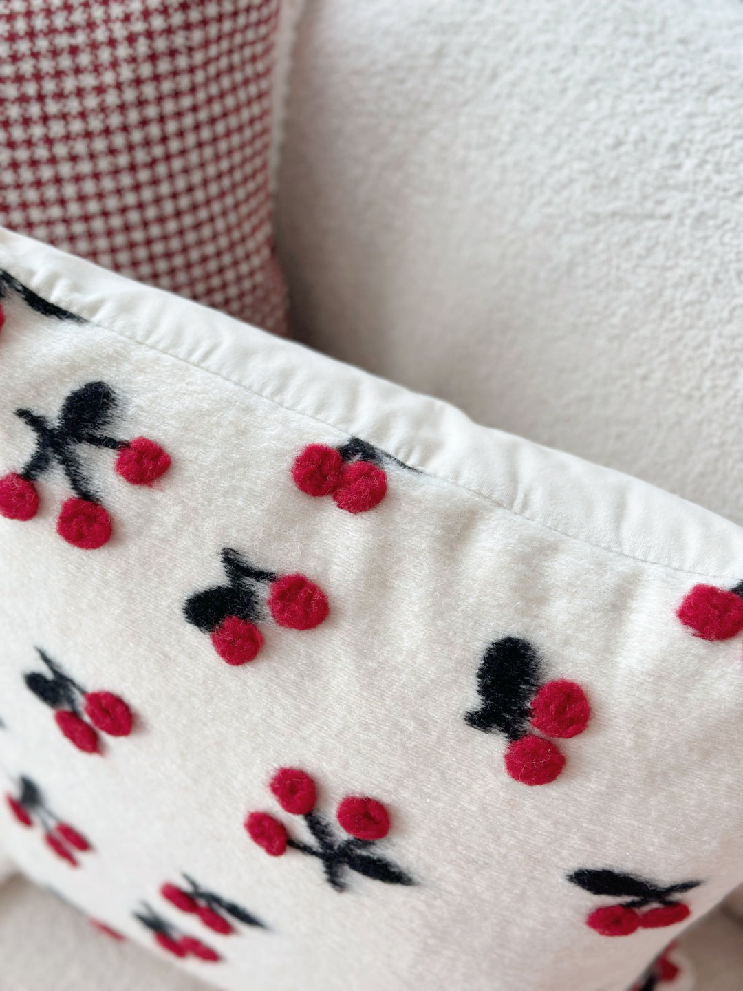 PRE-ORDER (25/11-02/12): Charming Cherries Cushion Cover