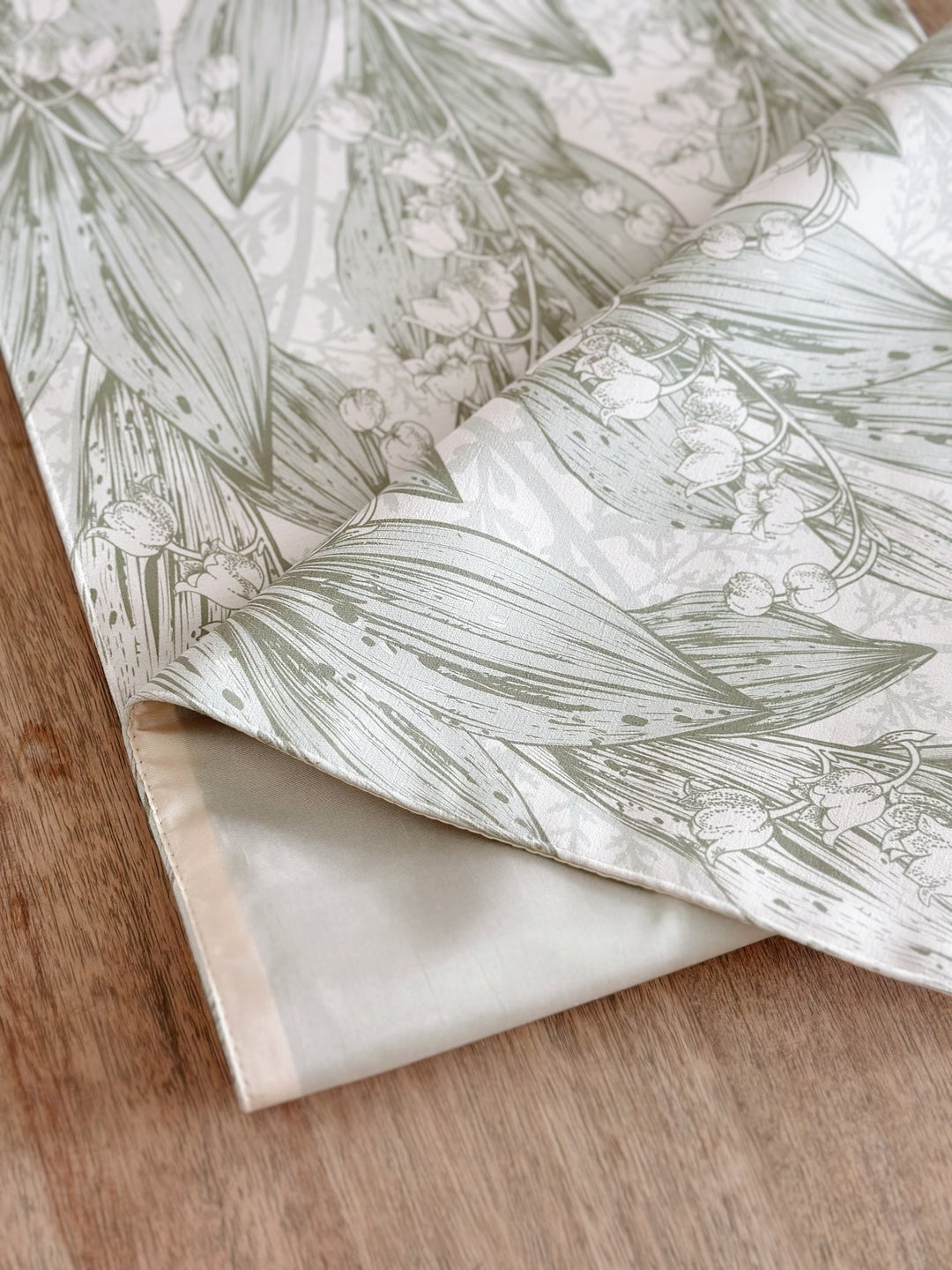 PRE-ORDER (3-6 Mar): Elegant Bellflower Sketch Table Runner