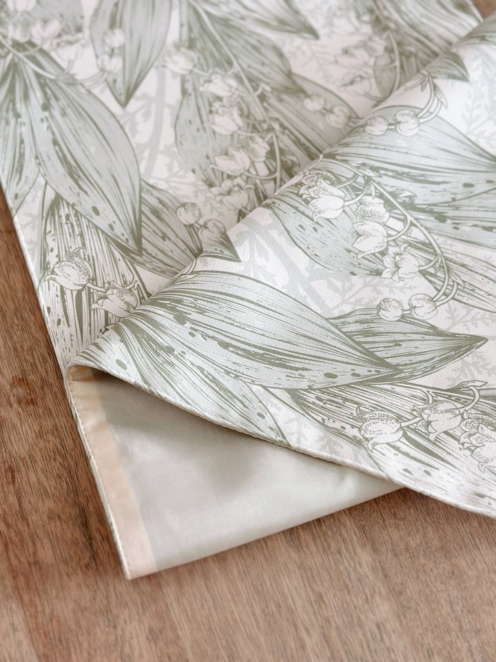 PRE-ORDER (3-6 Mar): Elegant Bellflower Sketch Table Runner