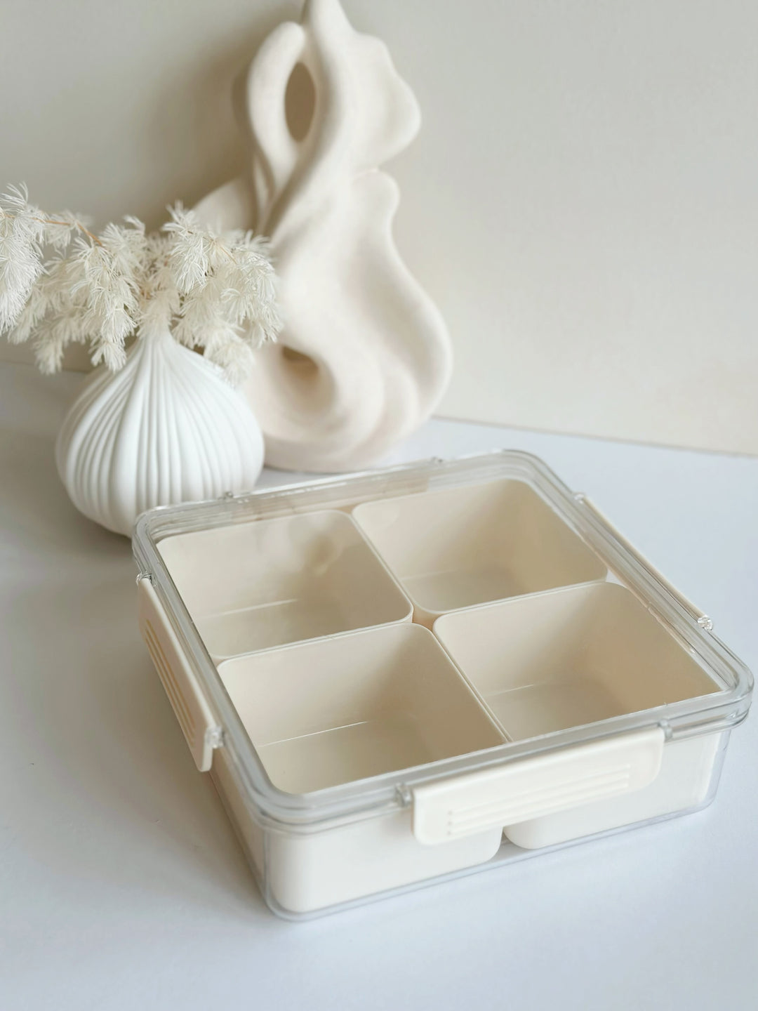 Simple Cream Plastic Serving Tray With Airtight Lid - square