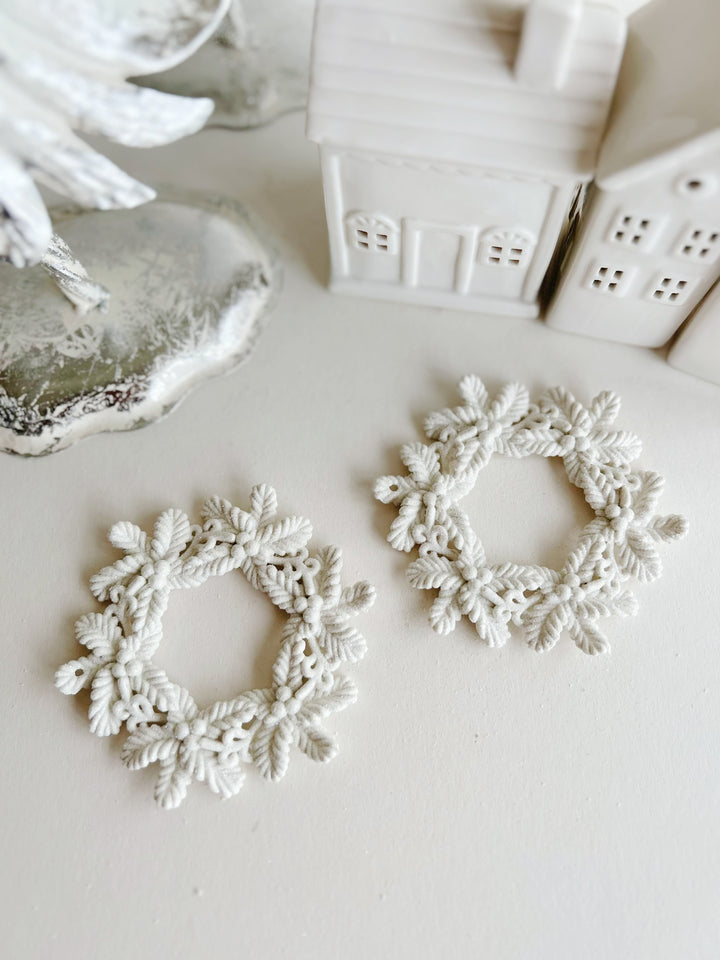 Cream White Resin Wreath Ornament Set (set of 2)