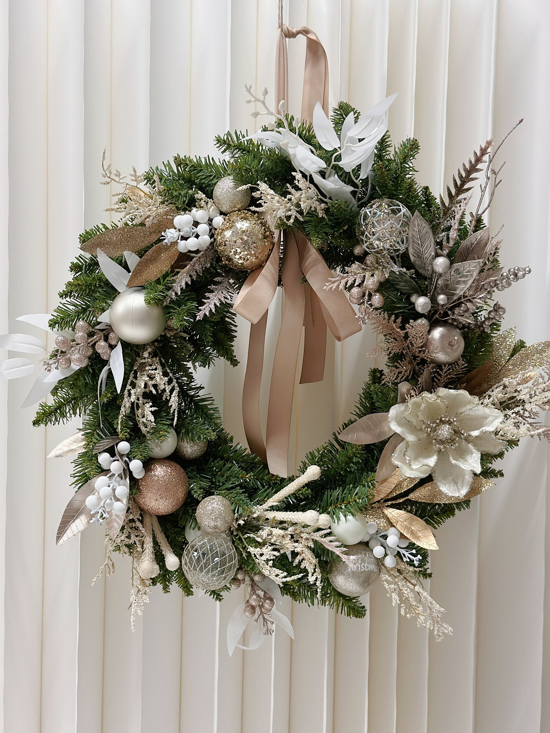 Champagne Radiance: Grandiose Festive Elegance 50cm Wreath