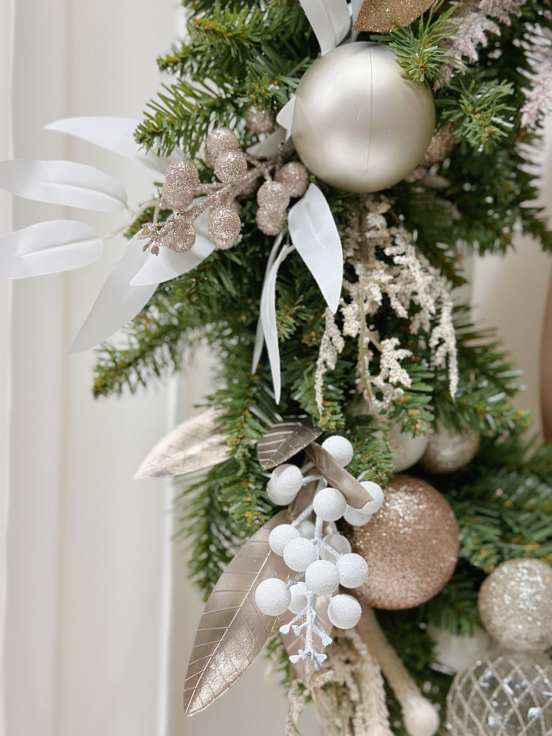 Champagne Radiance: Grandiose Festive Elegance 50cm Wreath