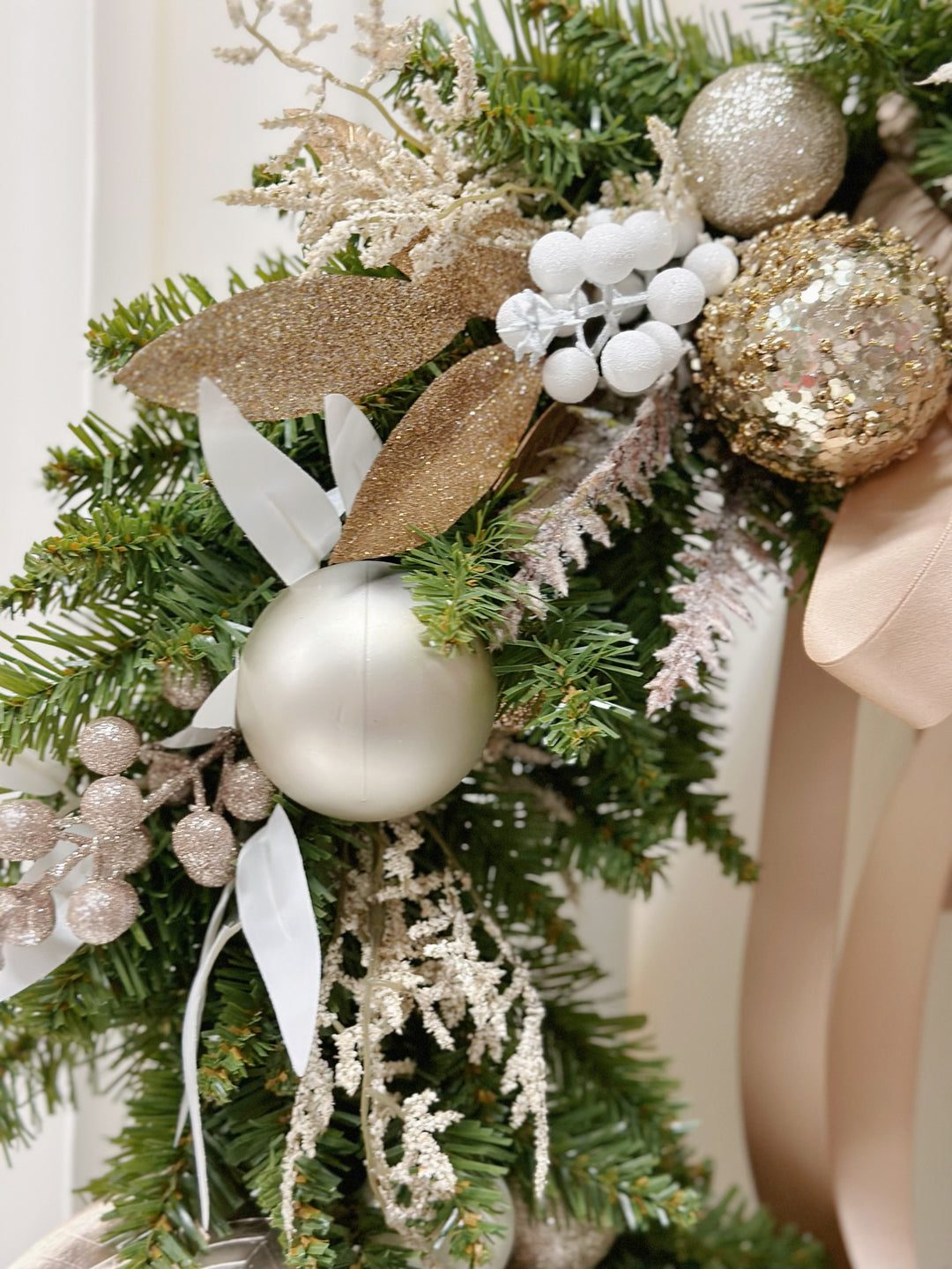 Champagne Radiance: Grandiose Festive Elegance 50cm Wreath