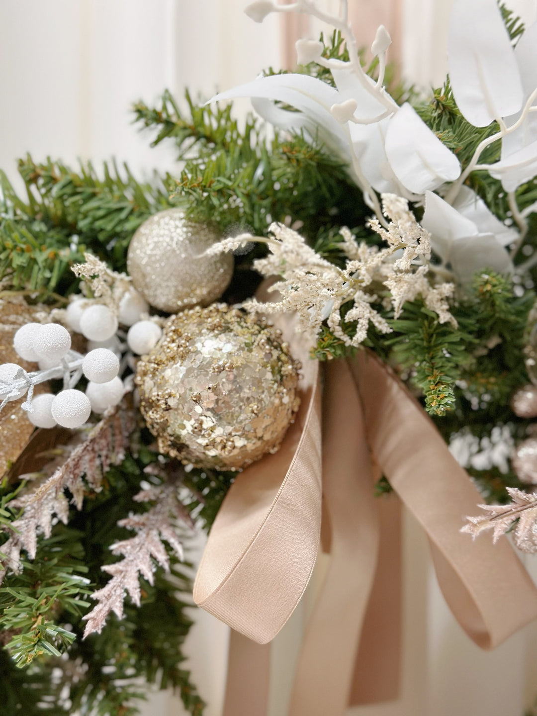 Champagne Radiance: Grandiose Festive Elegance 50cm Wreath